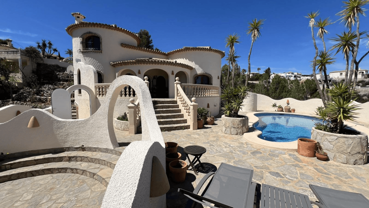 Sunny villa with large garden in Marquesa V in Dènia.