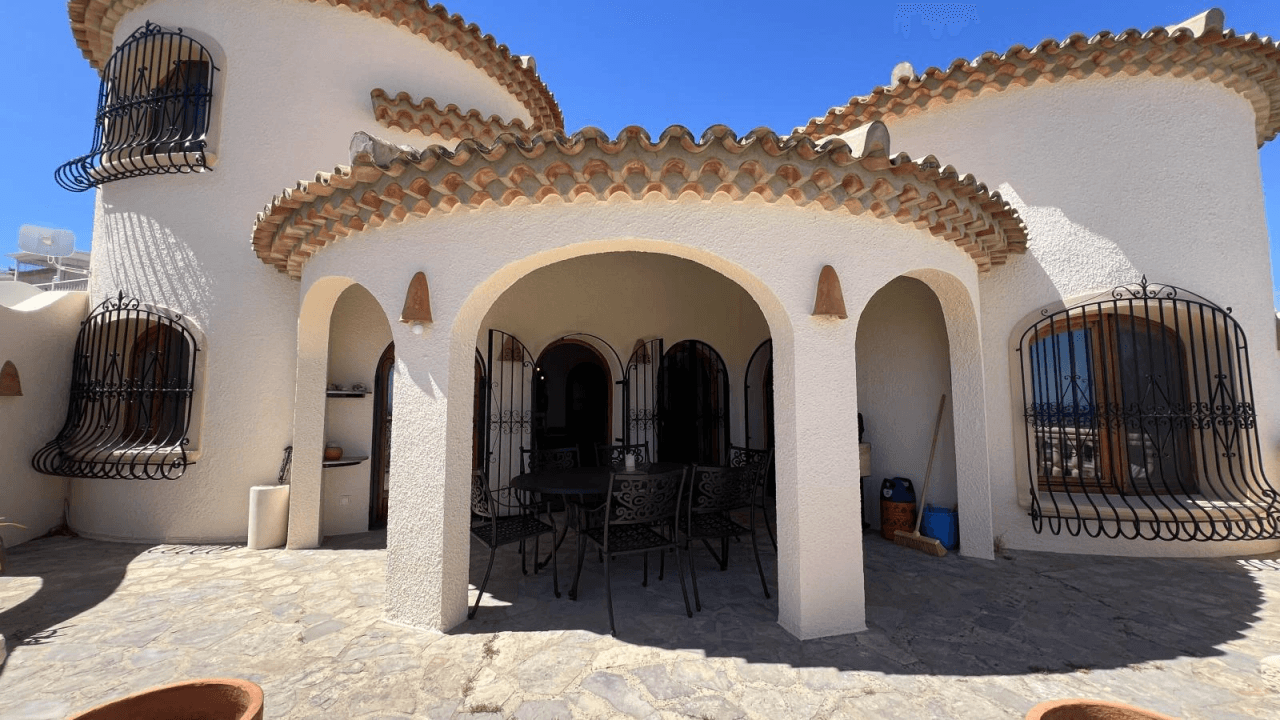 Sunny villa with large garden in Marquesa V in Dènia.
