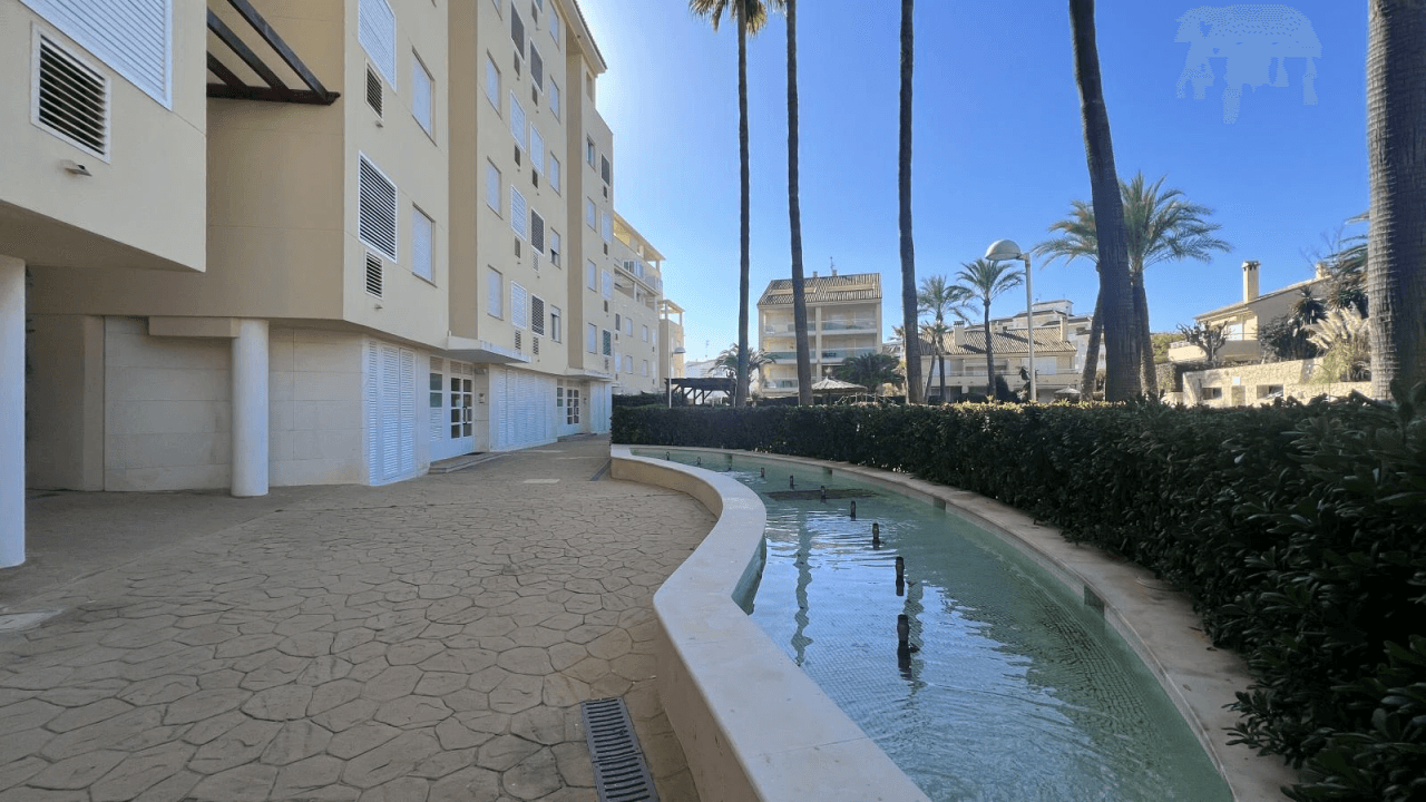 Appartment with 2 bedrooms, community pool and only 50m from the Mediterranean sea!