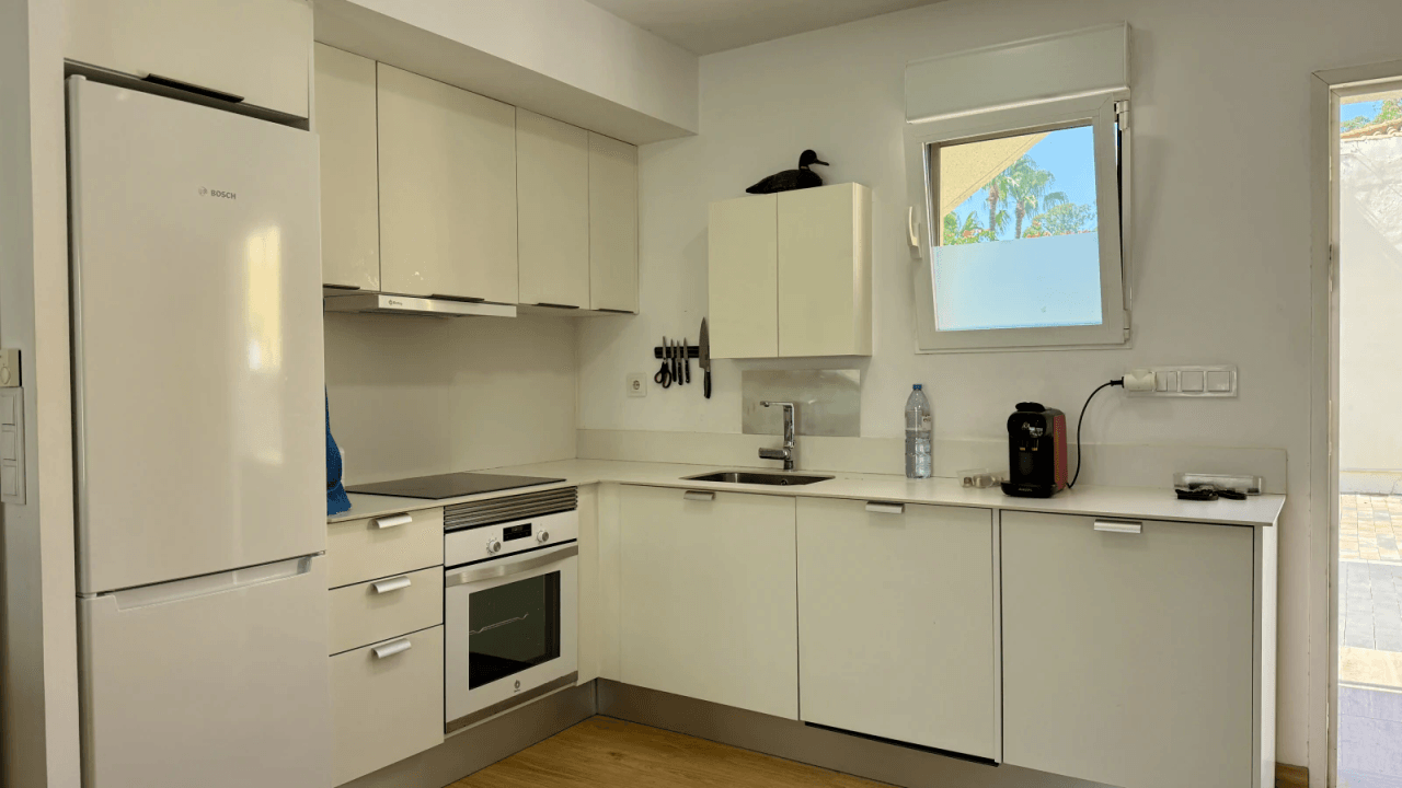 Attraktive Erdgeschosswohnung in einer exklusiven, geschlossenen Residenz mit großzügiger Terrasse und schönem teilweisem Meerblick