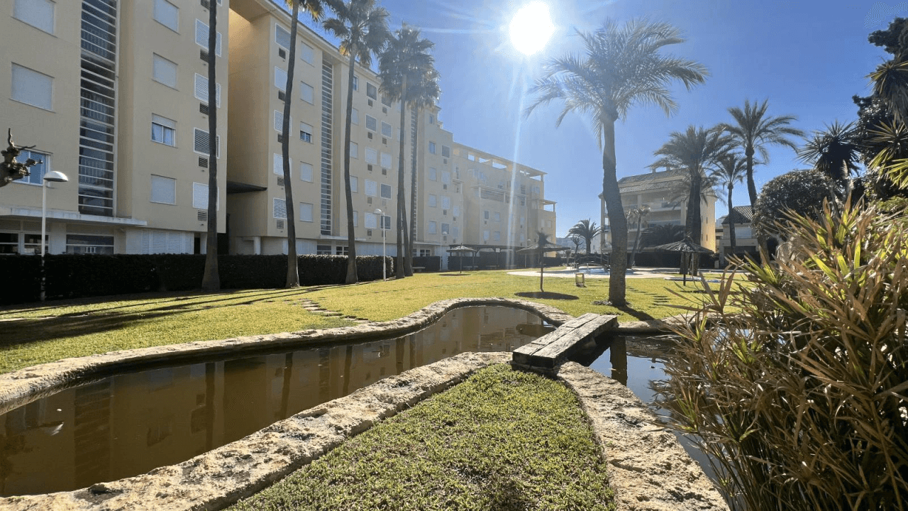 Appartment with 2 bedrooms, community pool and only 50m from the Mediterranean sea!