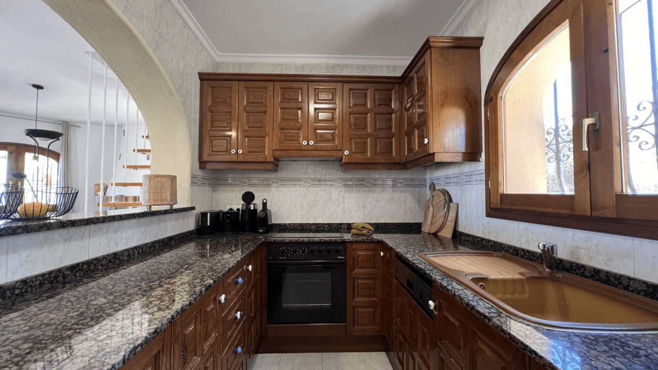 Sunny villa with large garden in Marquesa V in Dènia.