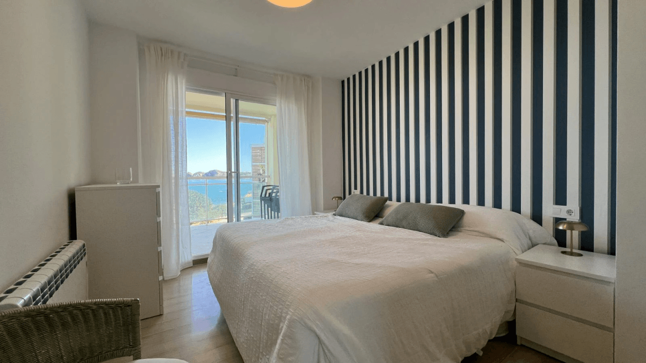 Appartment with 2 bedrooms, community pool and only 50m from the Mediterranean sea!