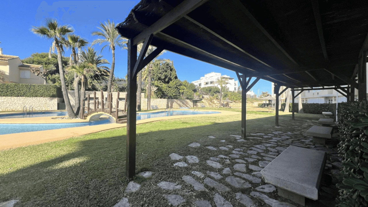 Appartment with 2 bedrooms, community pool and only 50m from the Mediterranean sea!