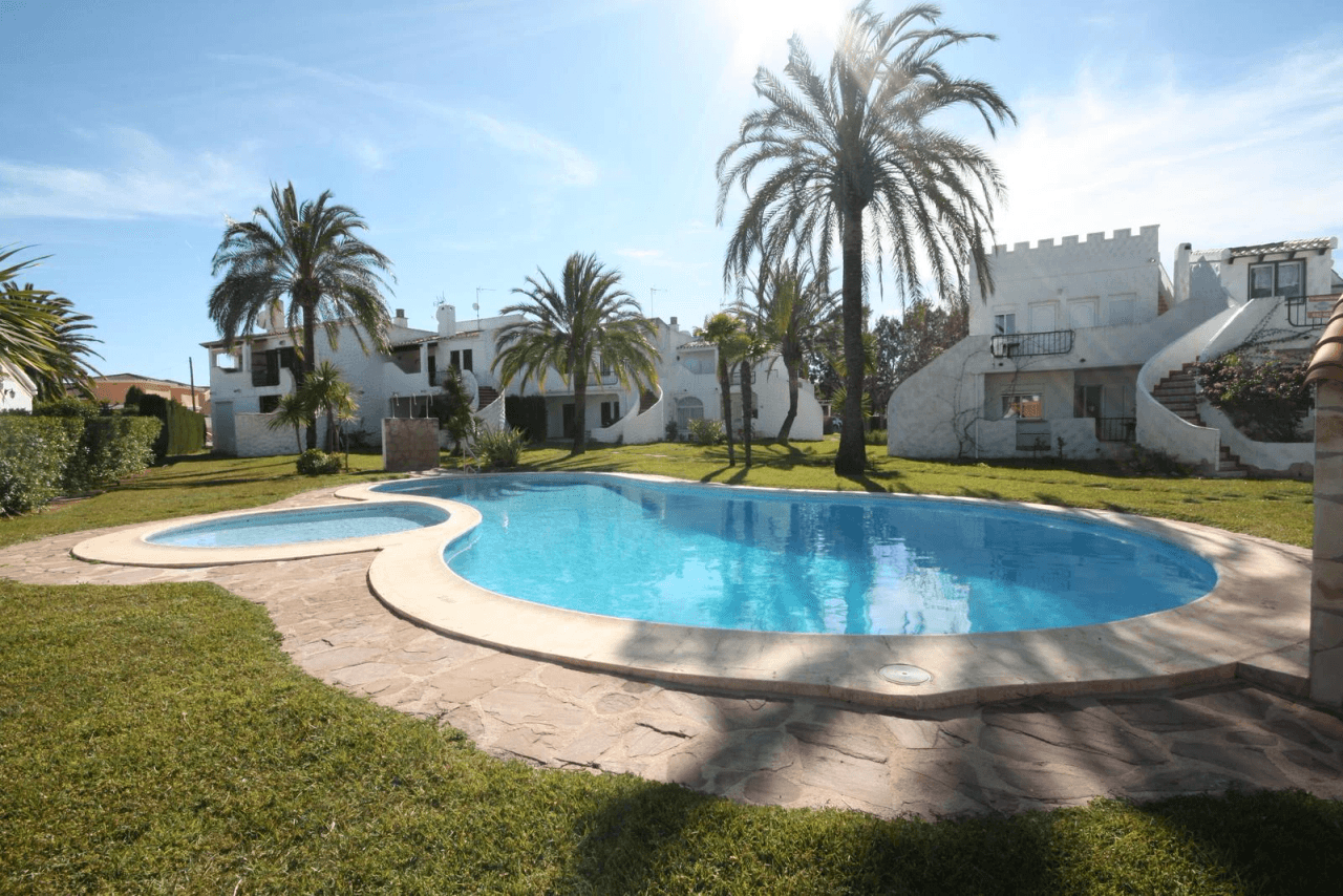 Apartment in a quiet area with pool in Els Poblets