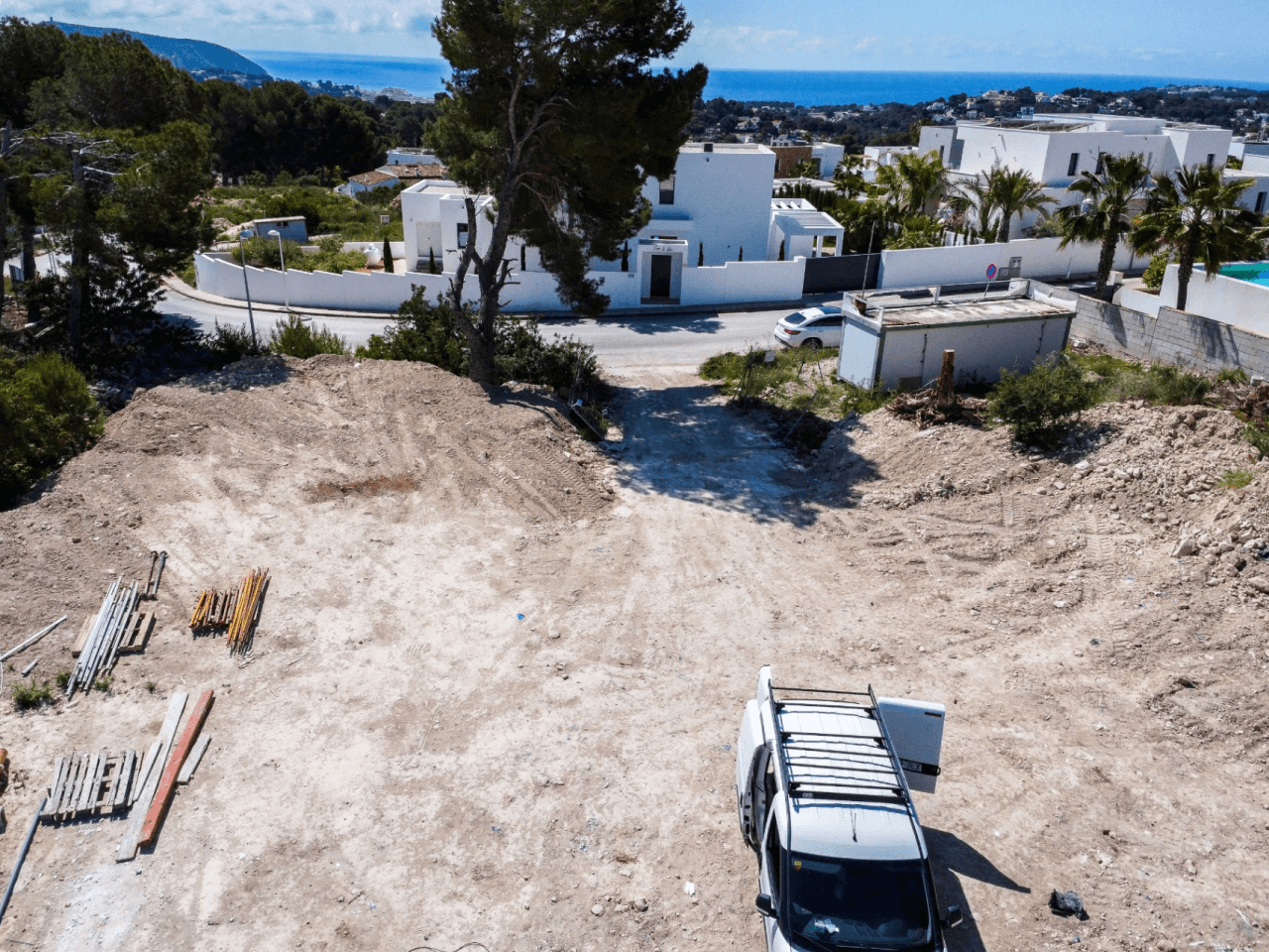 Grundstück in Moraira zu verkaufen mit Meerblick und vollständiger Infrastruktur
