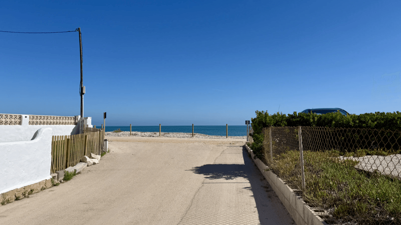 Reihenhaus mit Meerblick in zweiter Linie am Strand von Els Poblets