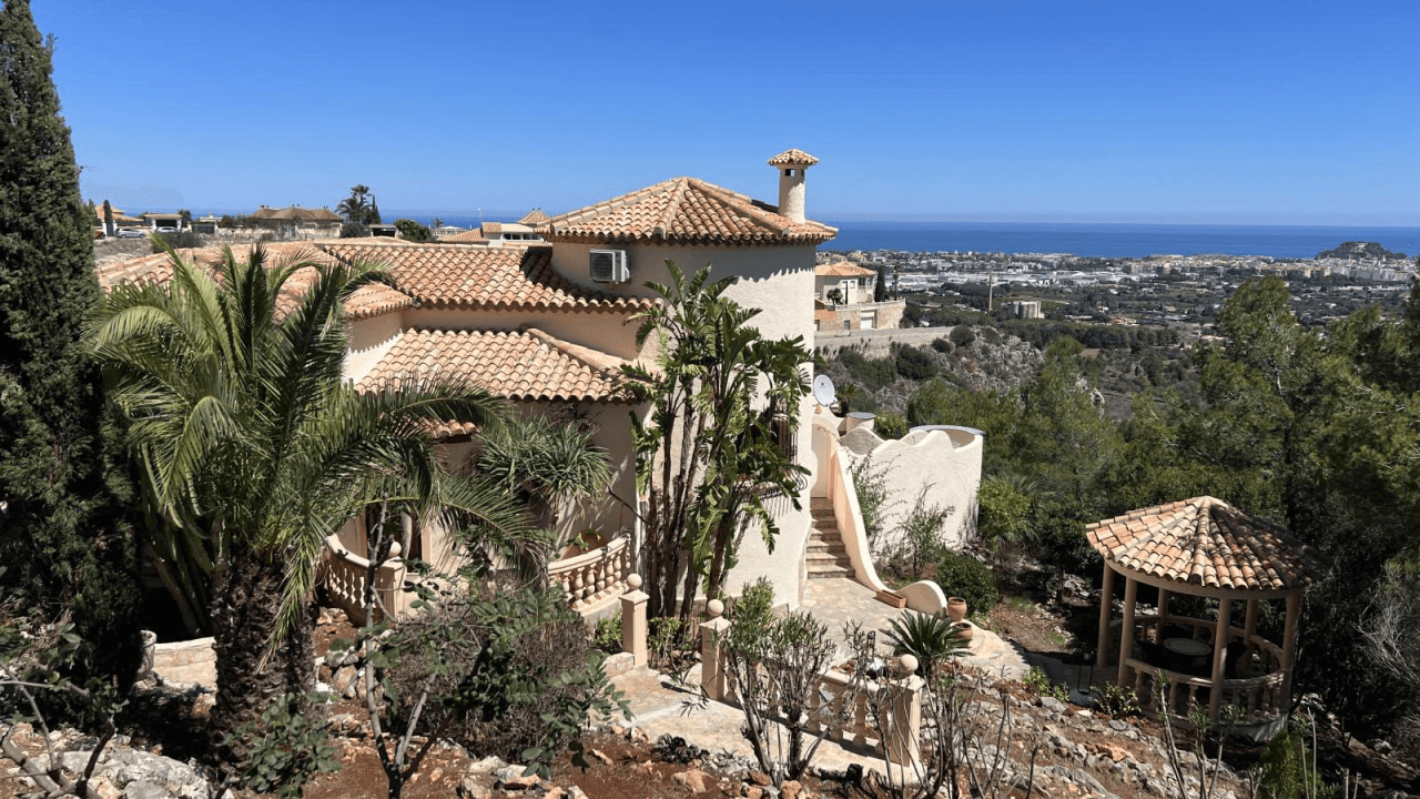 Sunny villa with large garden in Marquesa V in Dènia.