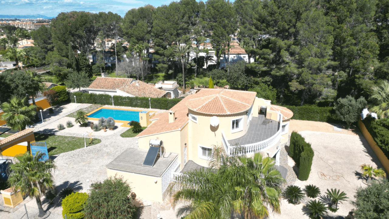 Villa très bien entretenue avec terrain de 2 185 m², grande piscine, court de tennis, puits, garage, chauffage, climatisation et de nombreux extras