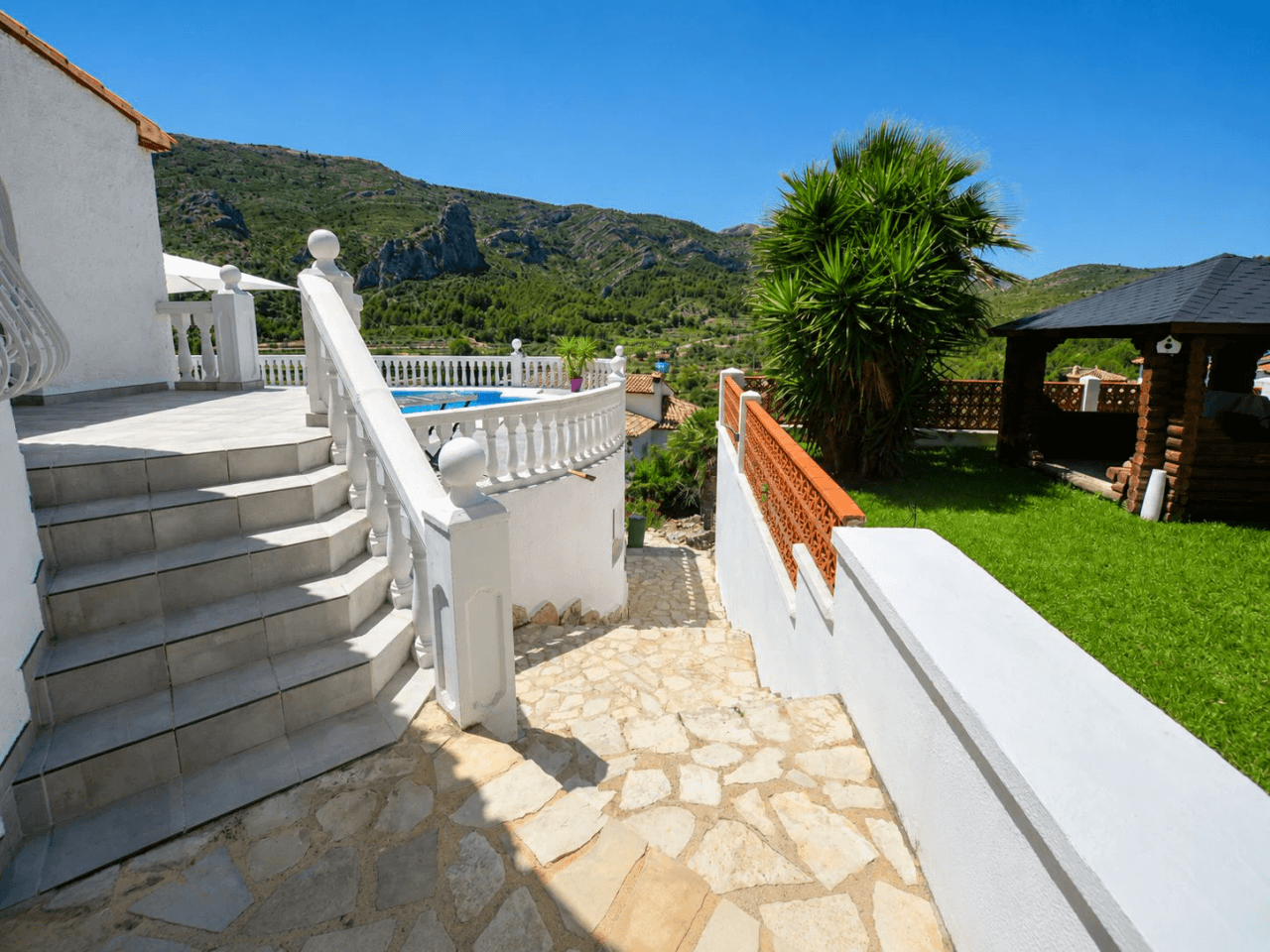 Außergewöhnliche Villa mit atemberaubendem Blick auf die Berge.