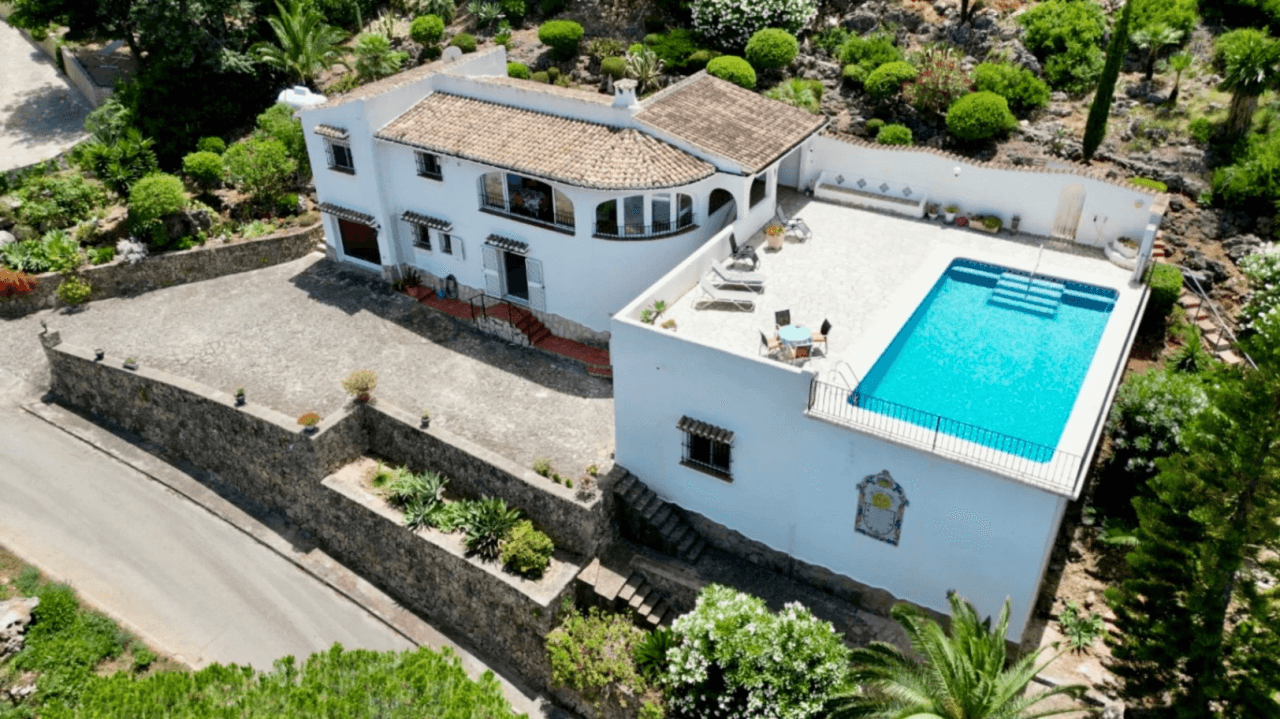 Villa en Monte Pego con espectacular terraza de piscina e impresionantes vistas al mar