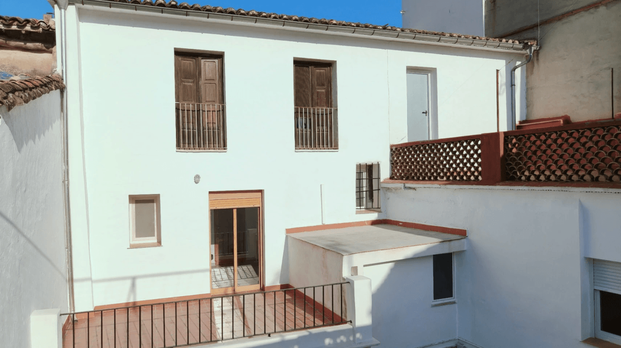 Belle et grande maison de ville avec garage et beaucoup de potentiel