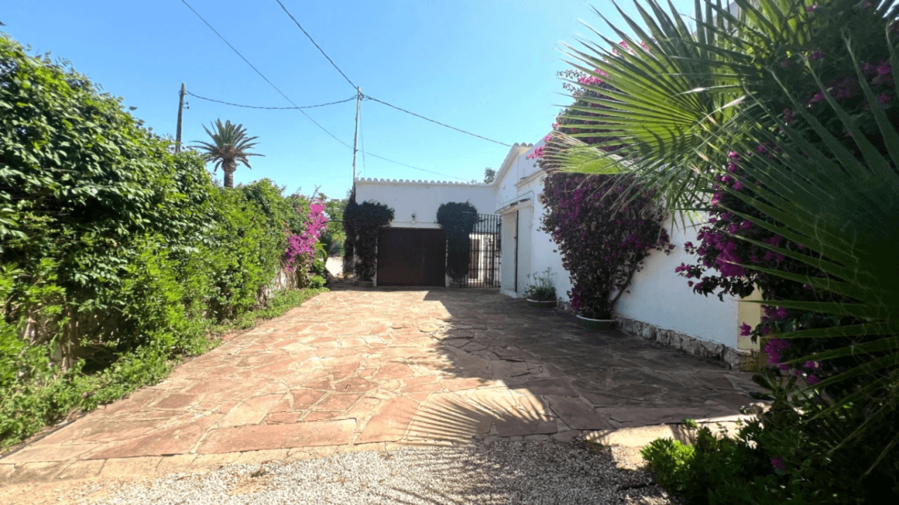 Acogedora finca de 2 dormitorios cerca de la playa con un jardín precioso