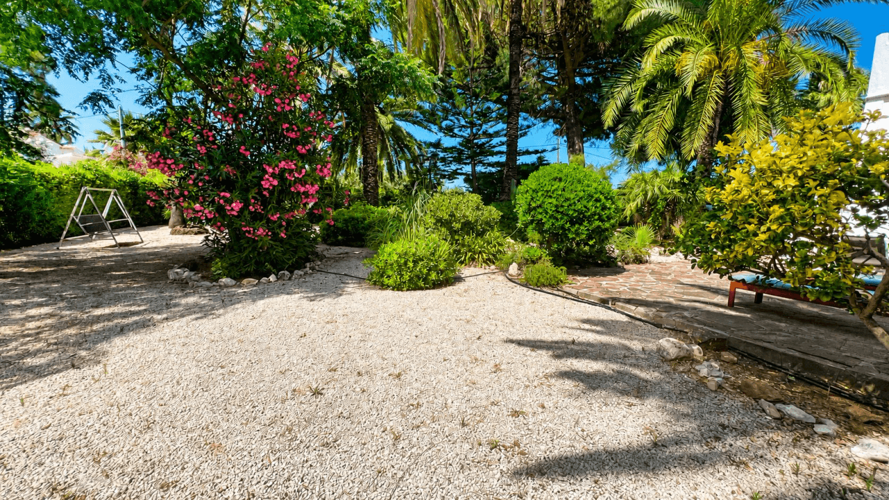 Acogedora finca de 2 dormitorios cerca de la playa con un jardín precioso