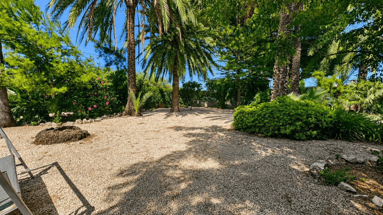 Acogedora finca de 2 dormitorios cerca de la playa con un jardín precioso