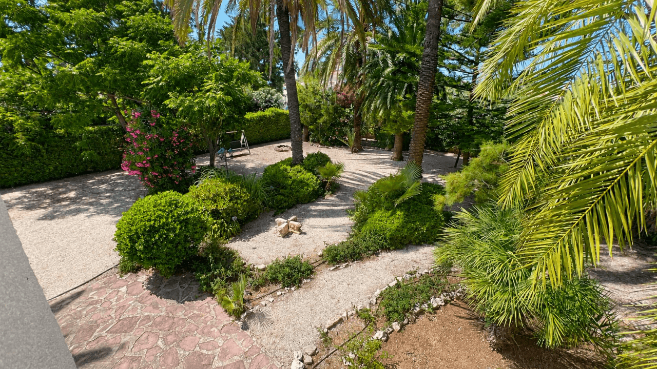 Acogedora finca de 2 dormitorios cerca de la playa con un jardín precioso