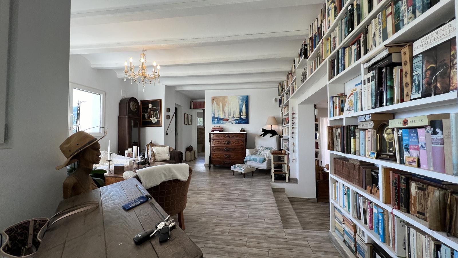 Beautifully renovated 3 bedroom villa with new private pool in favoured residential area