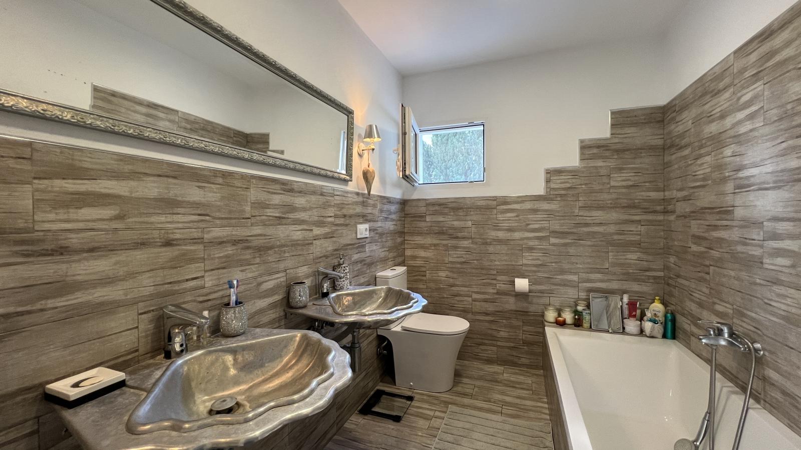 Beautifully renovated 3 bedroom villa with new private pool in favoured residential area