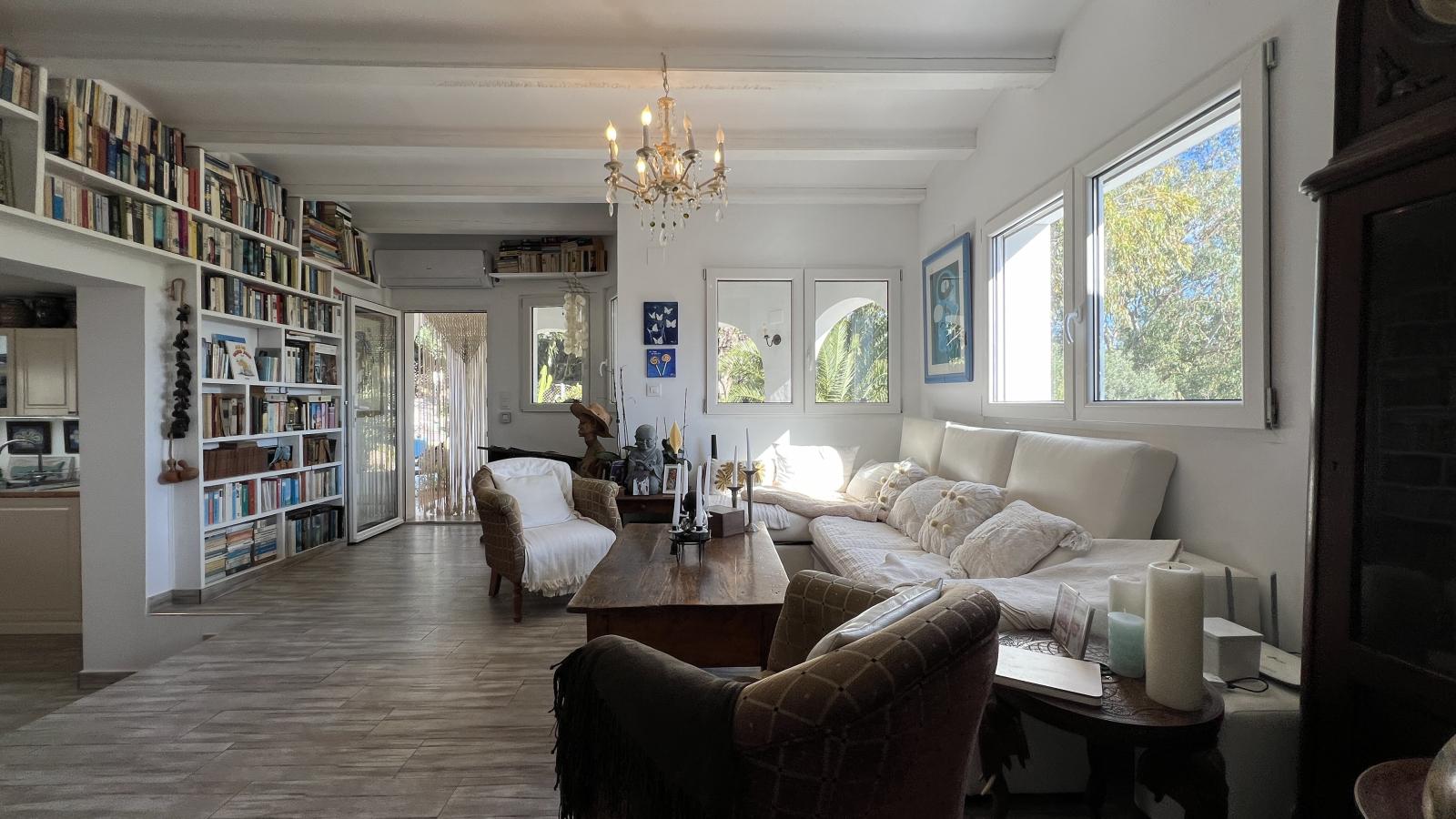 Beautifully renovated 3 bedroom villa with new private pool in favoured residential area