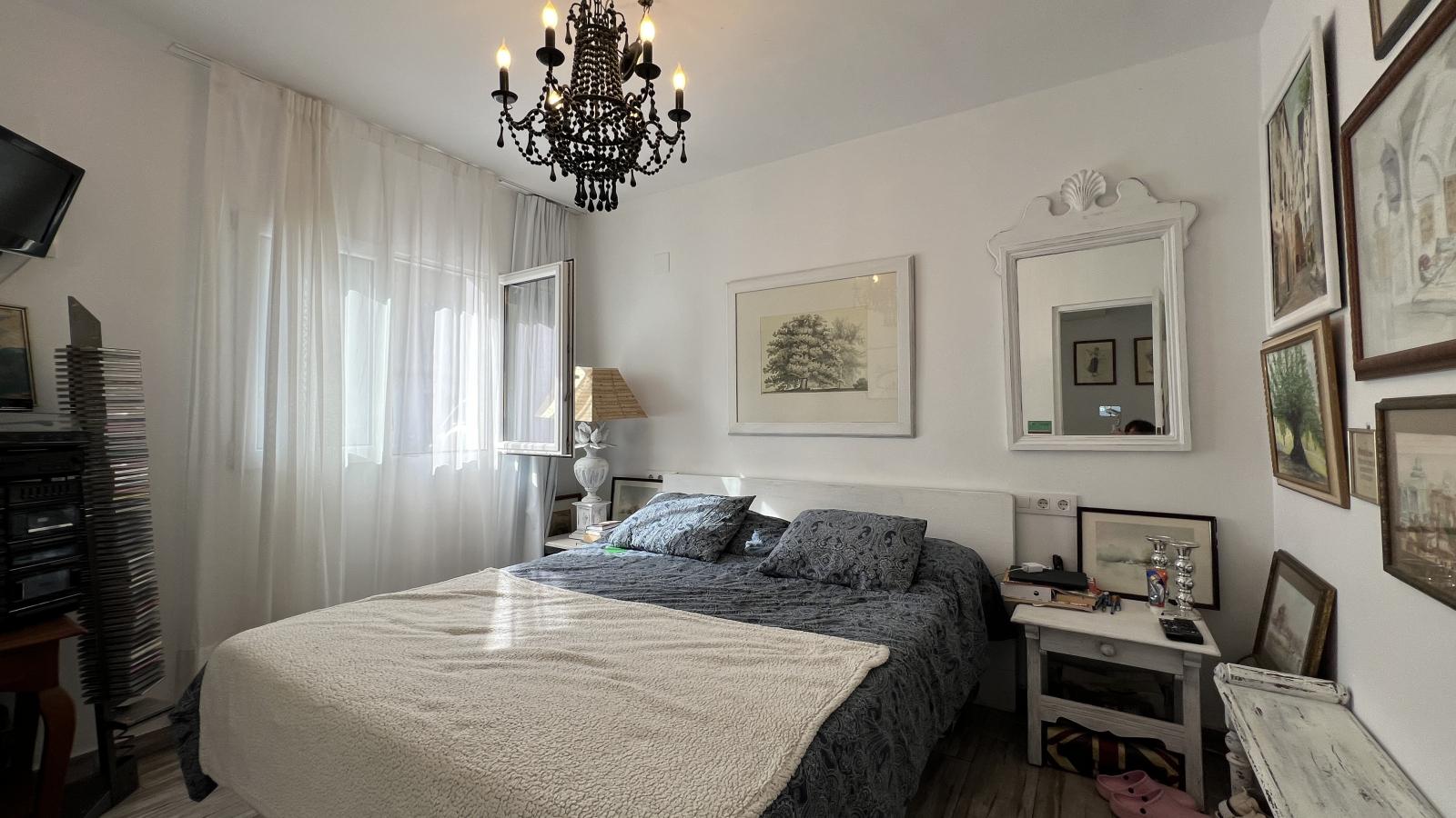 Beautifully renovated 3 bedroom villa with new private pool in favoured residential area