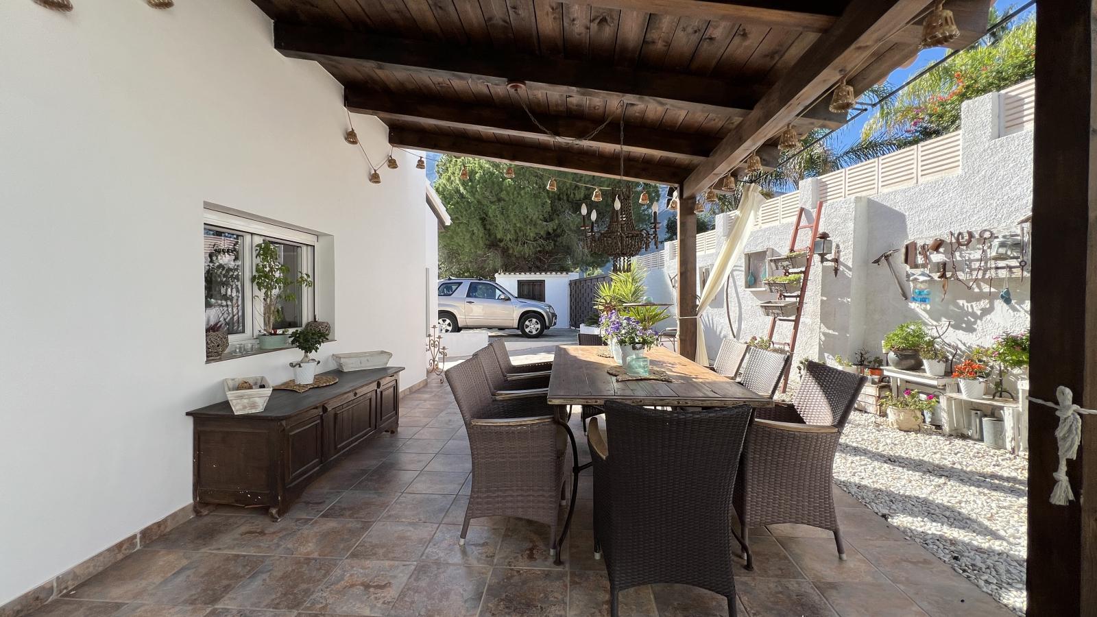 Beautifully renovated 3 bedroom villa with new private pool in favoured residential area