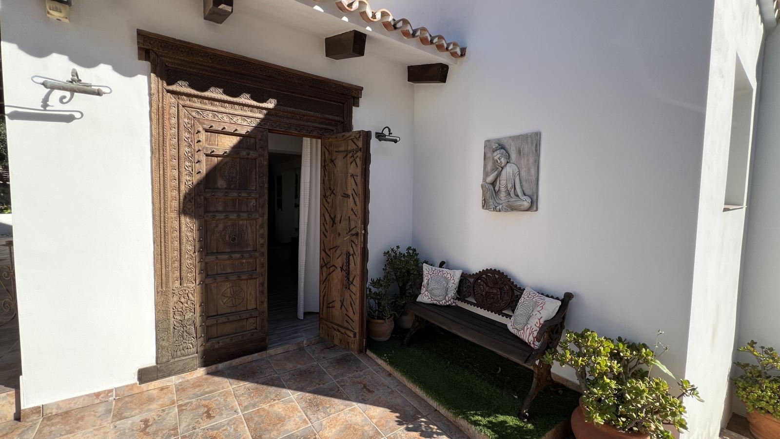 Beautifully renovated 3 bedroom villa with new private pool in favoured residential area