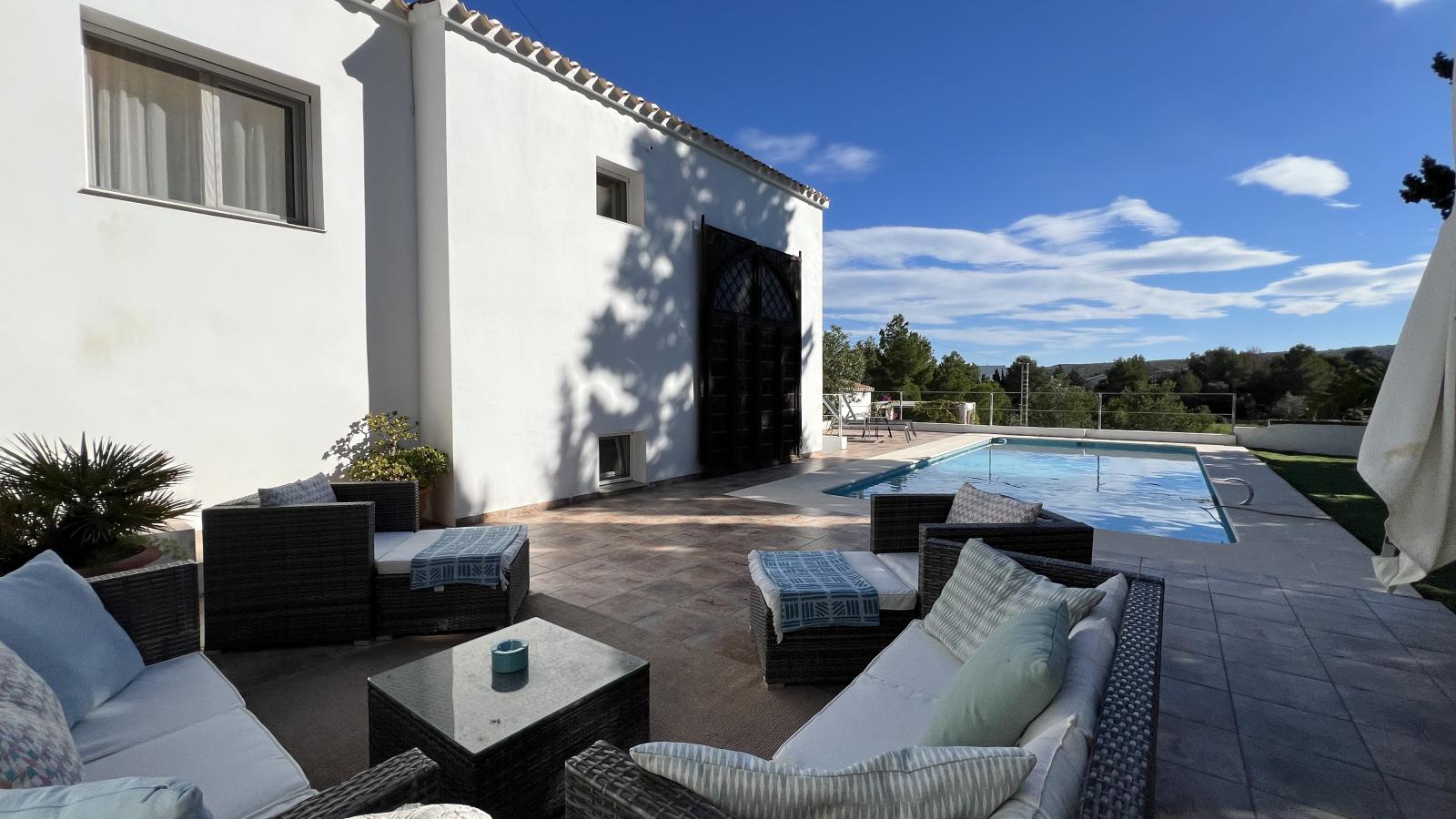Beautifully renovated 3 bedroom villa with new private pool in favoured residential area