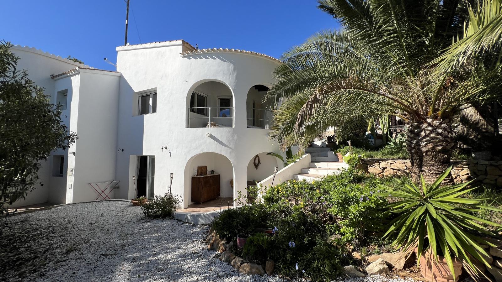 Beautifully renovated 3 bedroom villa with new private pool in favoured residential area