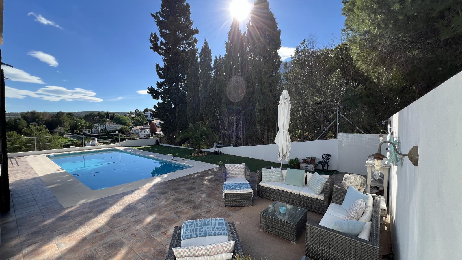 Beautifully renovated 3 bedroom villa with new private pool in favoured residential area