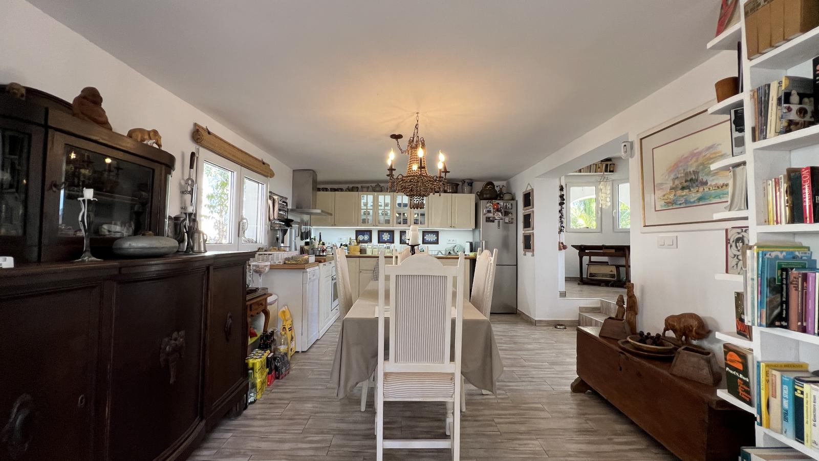 Beautifully renovated 3 bedroom villa with new private pool in favoured residential area