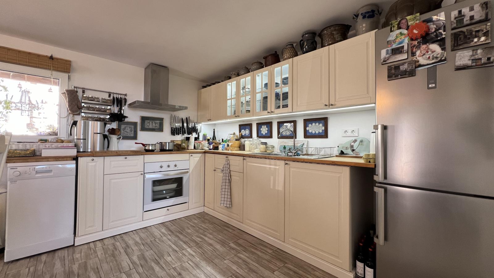 Beautifully renovated 3 bedroom villa with new private pool in favoured residential area