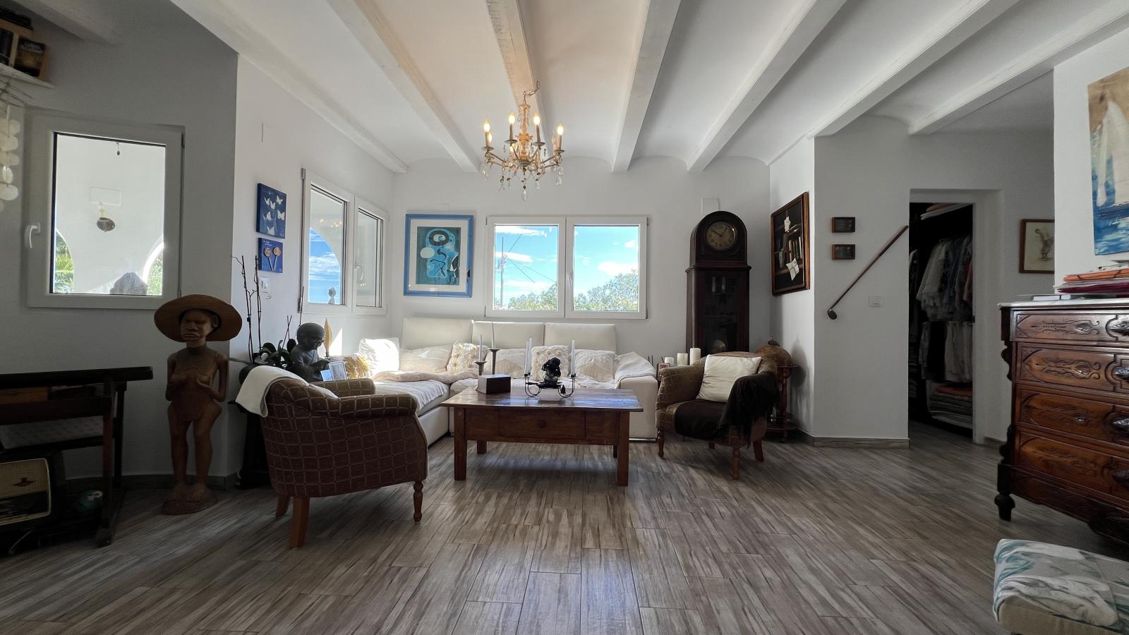 Beautifully renovated 3 bedroom villa with new private pool in favoured residential area