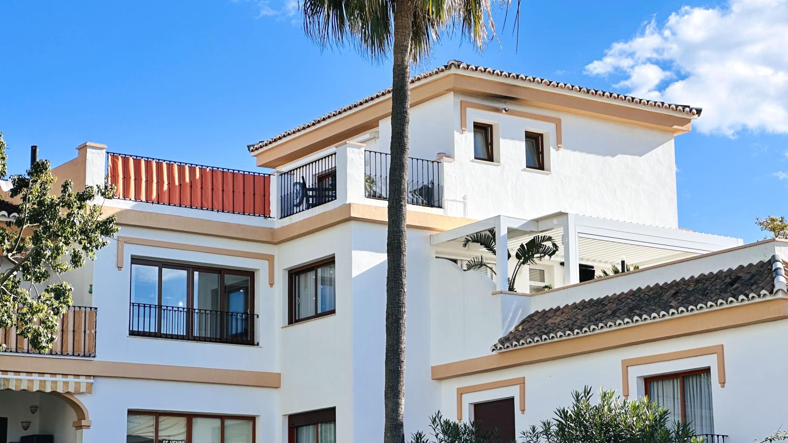 AS052003 - Hermoso ático completamente renovado con 3 terrazas y garaje, a solo 250 m del mar.