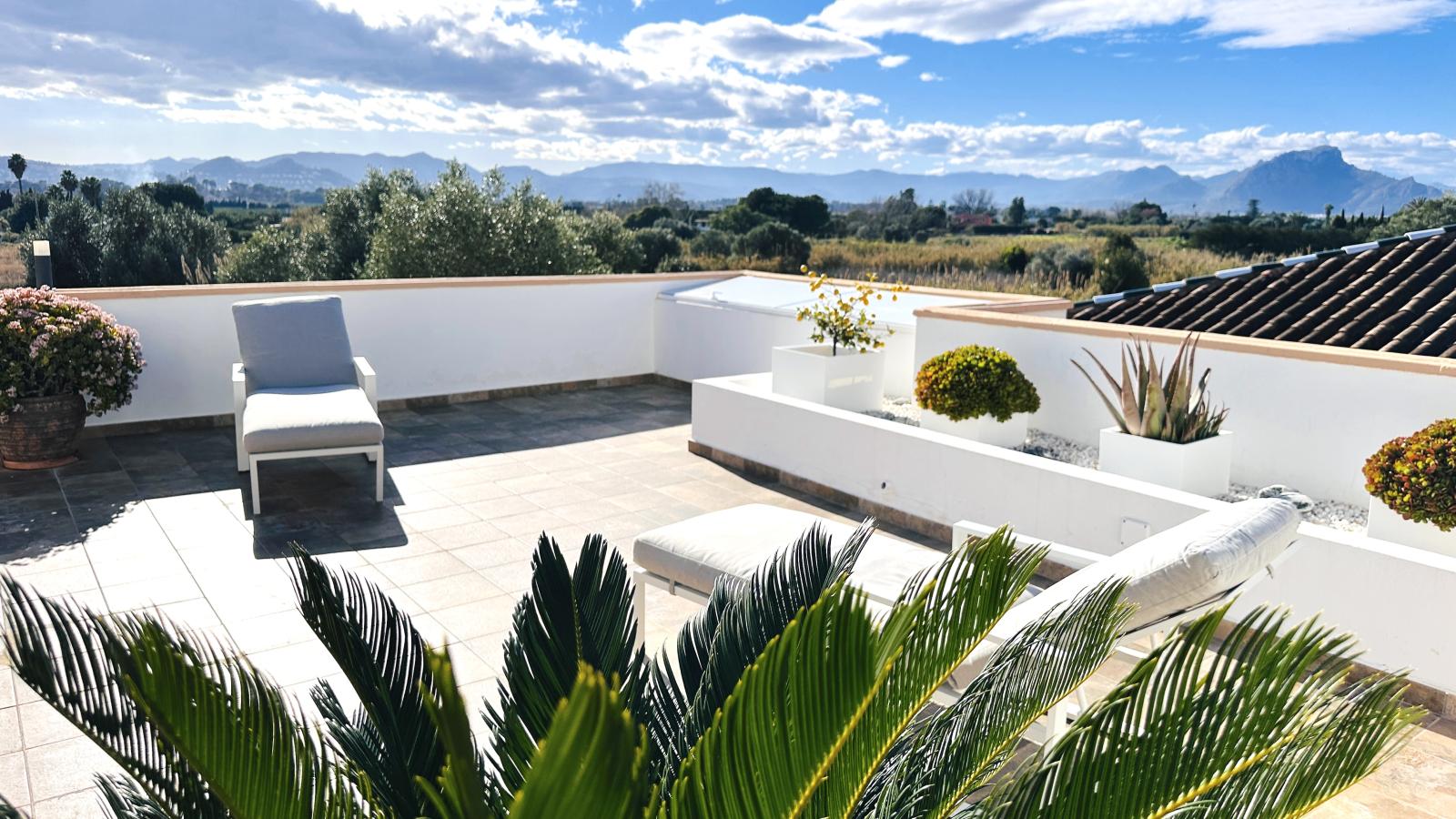 AS052003 - Hermoso ático completamente renovado con 3 terrazas y garaje, a solo 250 m del mar.