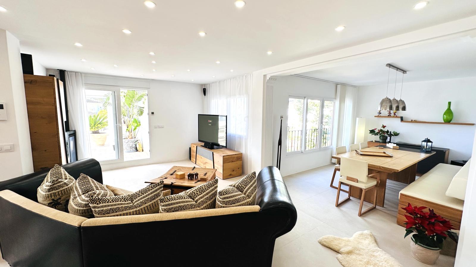 AS052003 - Hermoso ático completamente renovado con 3 terrazas y garaje, a solo 250 m del mar.