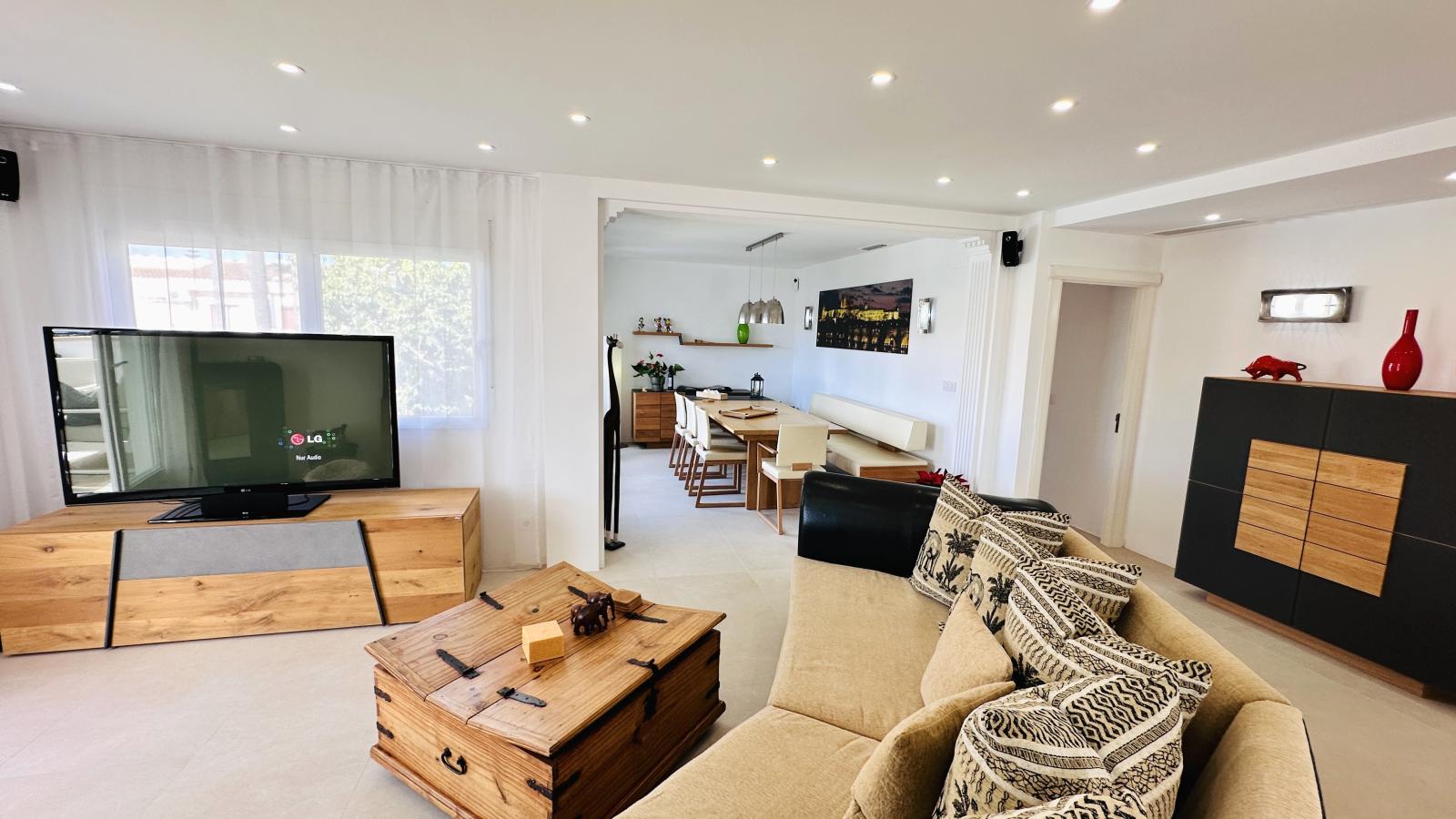 AS052003 - Hermoso ático completamente renovado con 3 terrazas y garaje, a solo 250 m del mar.
