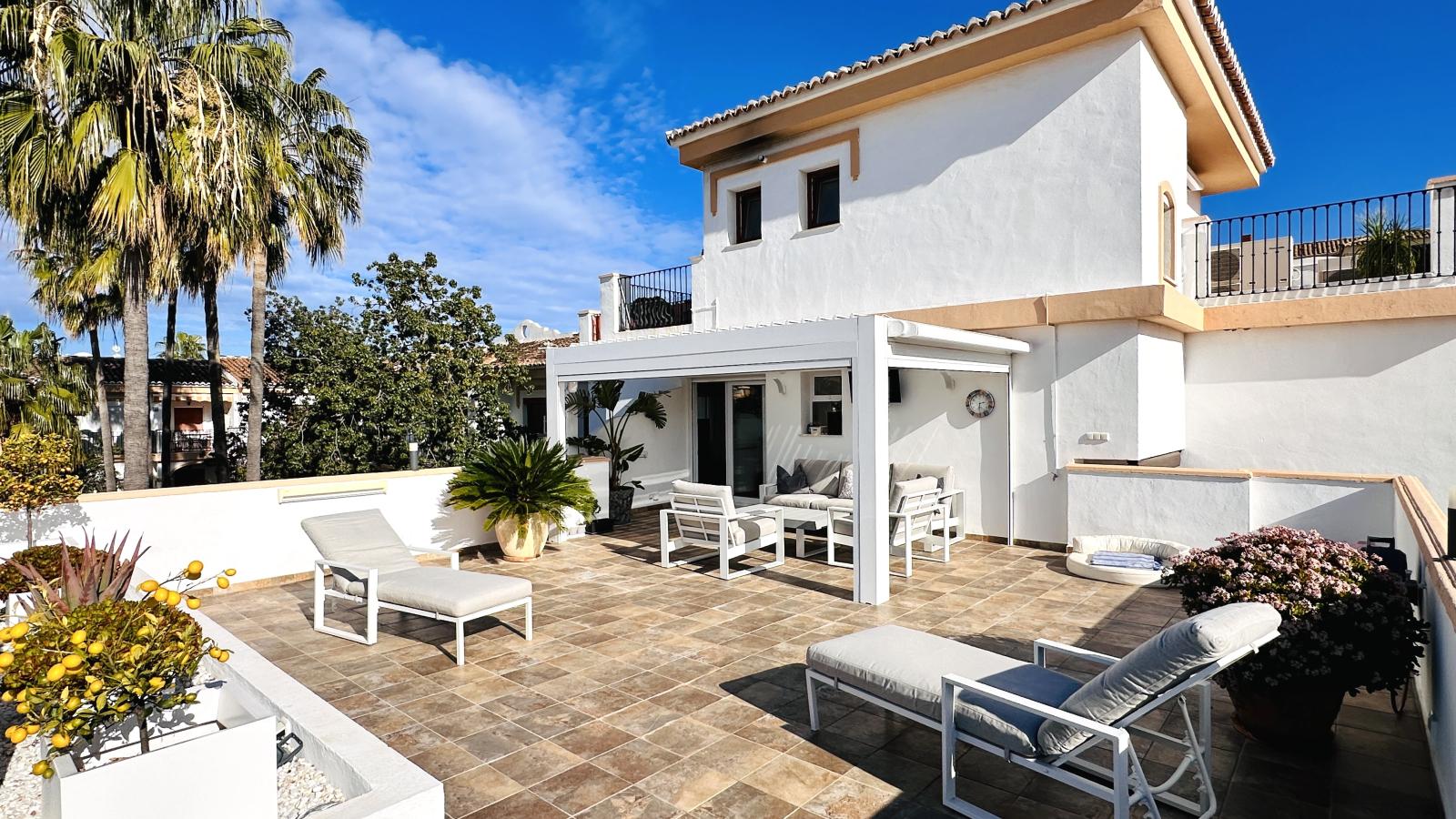 AS052003 - Hermoso ático completamente renovado con 3 terrazas y garaje, a solo 250 m del mar.