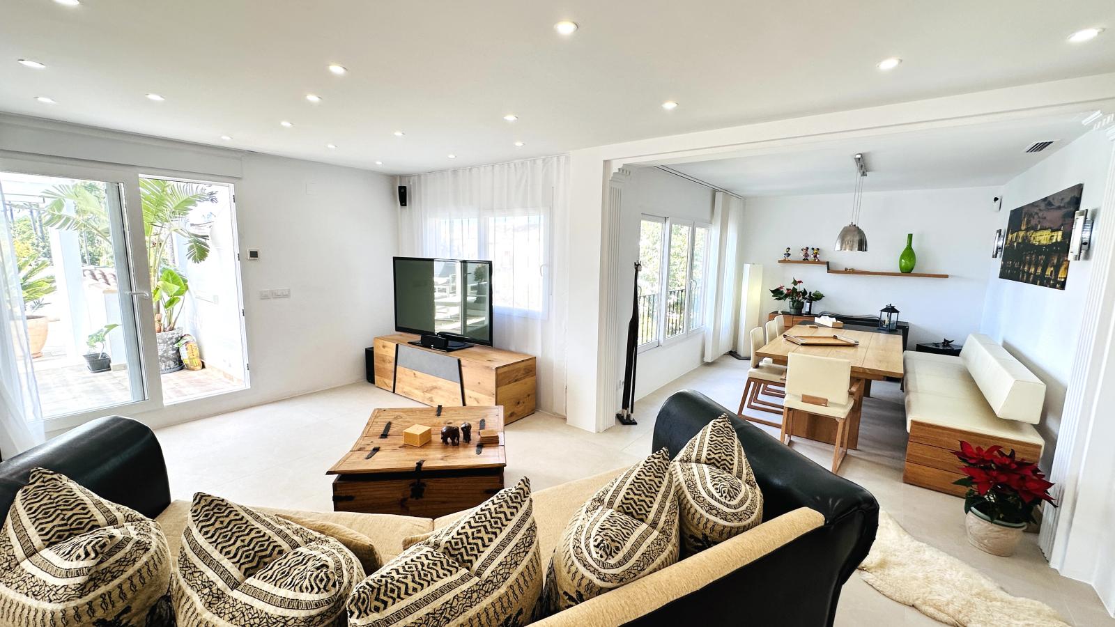 AS052003 - Hermoso ático completamente renovado con 3 terrazas y garaje, a solo 250 m del mar.