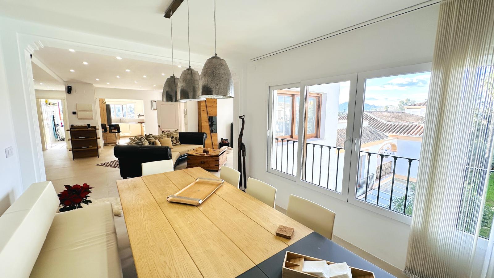 AS052003 - Hermoso ático completamente renovado con 3 terrazas y garaje, a solo 250 m del mar.