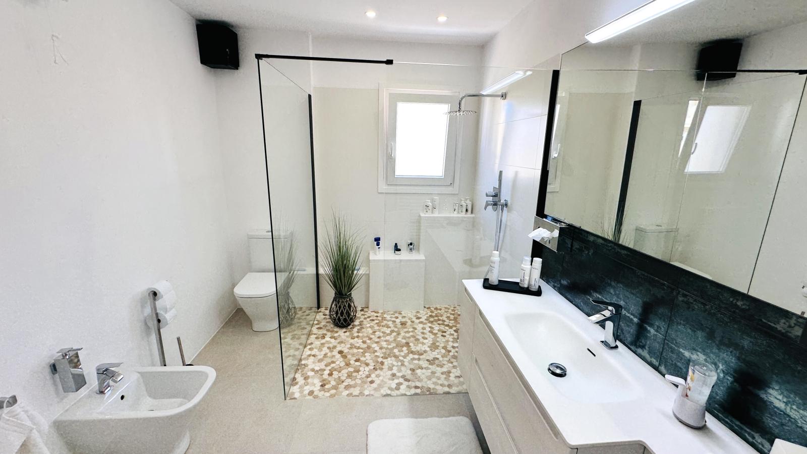 AS052003 - Hermoso ático completamente renovado con 3 terrazas y garaje, a solo 250 m del mar.