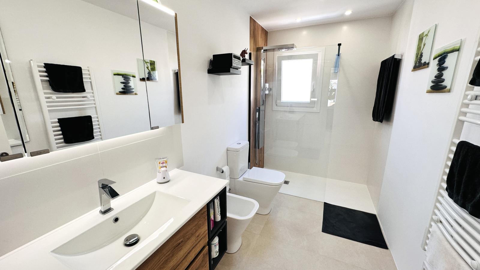 AS052003 - Hermoso ático completamente renovado con 3 terrazas y garaje, a solo 250 m del mar.