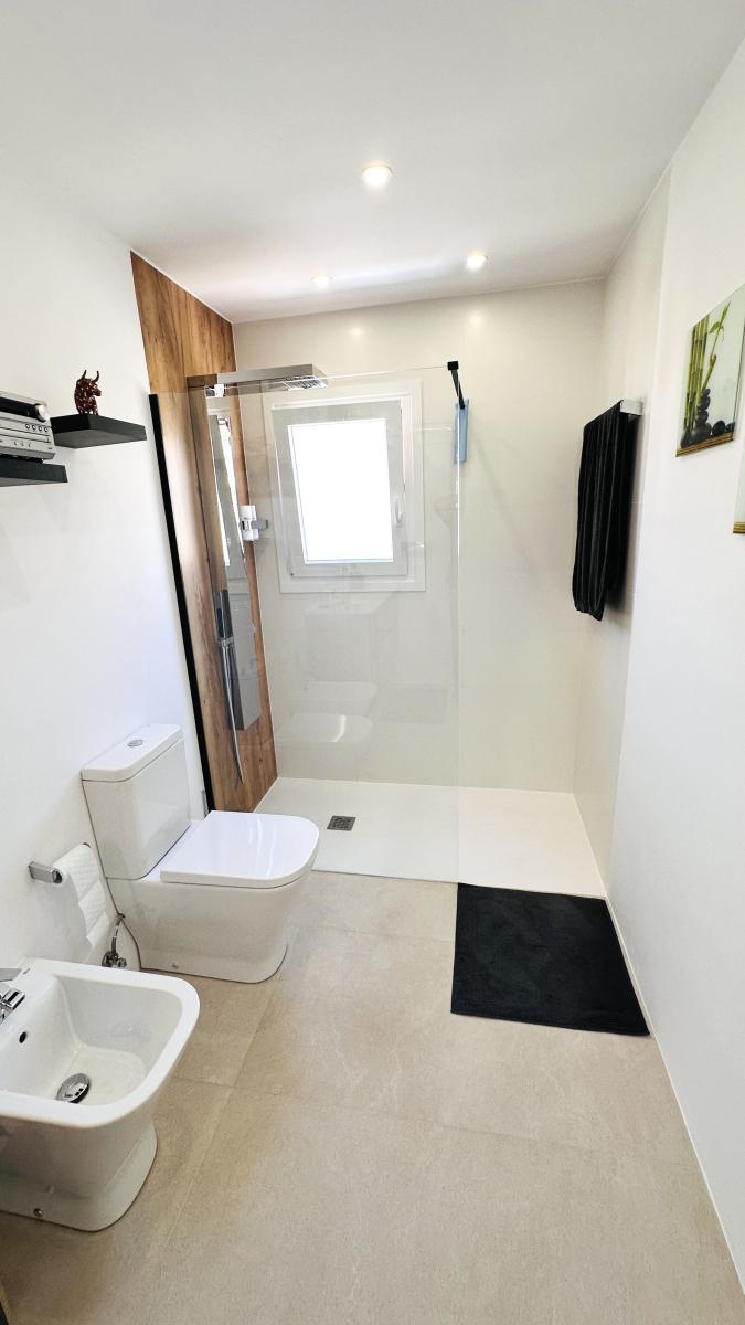 AS052003 - Hermoso ático completamente renovado con 3 terrazas y garaje, a solo 250 m del mar.