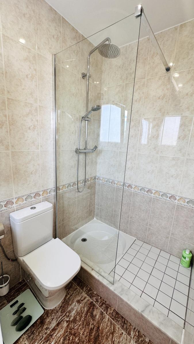 AS052003 - Hermoso ático completamente renovado con 3 terrazas y garaje, a solo 250 m del mar.