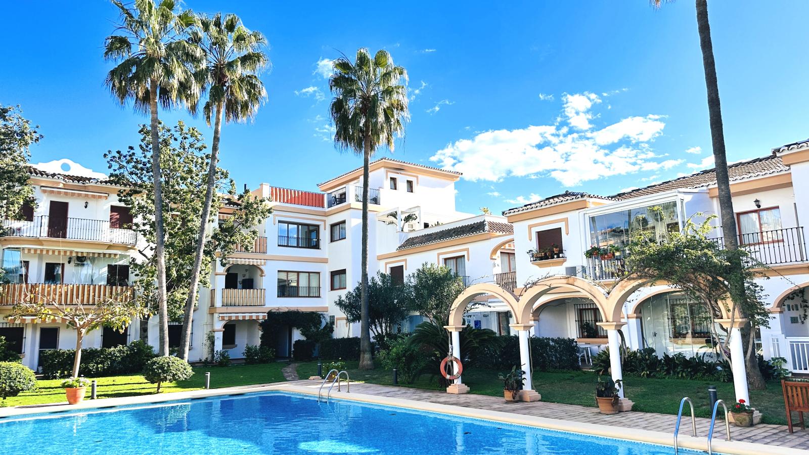 AS052003 - Hermoso ático completamente renovado con 3 terrazas y garaje, a solo 250 m del mar.