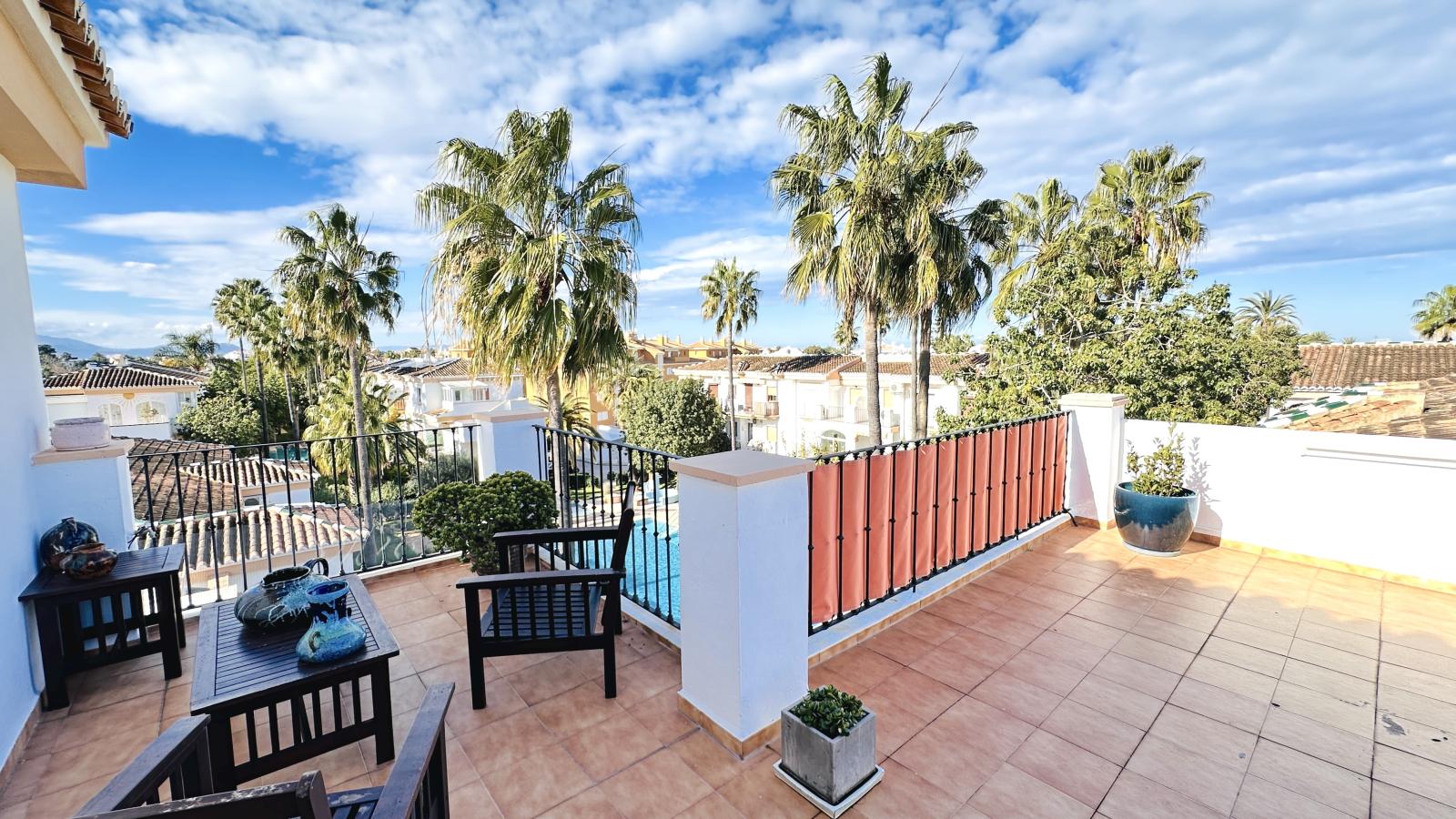 AS052003 - Hermoso ático completamente renovado con 3 terrazas y garaje, a solo 250 m del mar.