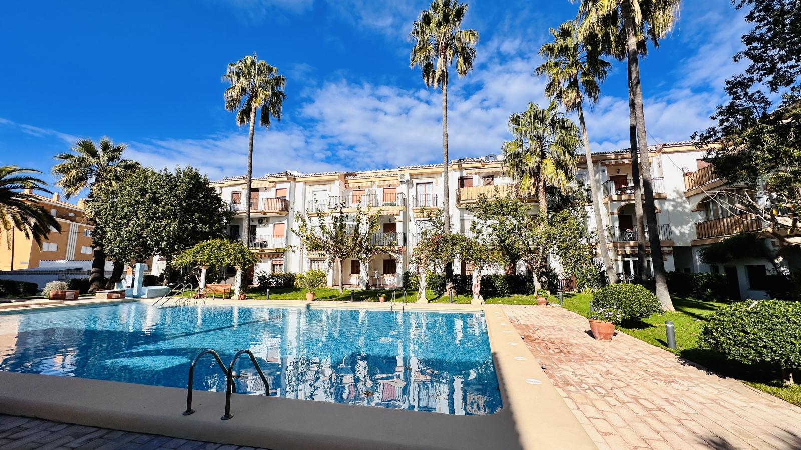 AS052003 - Hermoso ático completamente renovado con 3 terrazas y garaje, a solo 250 m del mar.