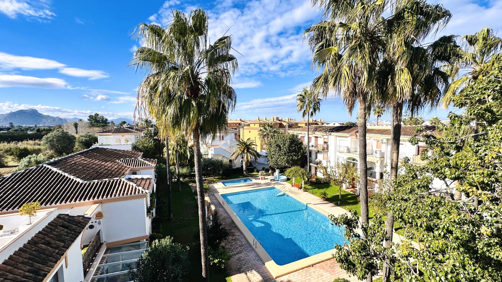 AS052003 - Hermoso ático completamente renovado con 3 terrazas y garaje, a solo 250 m del mar.