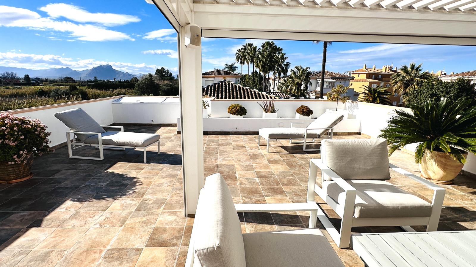 AS052003 - Hermoso ático completamente renovado con 3 terrazas y garaje, a solo 250 m del mar.