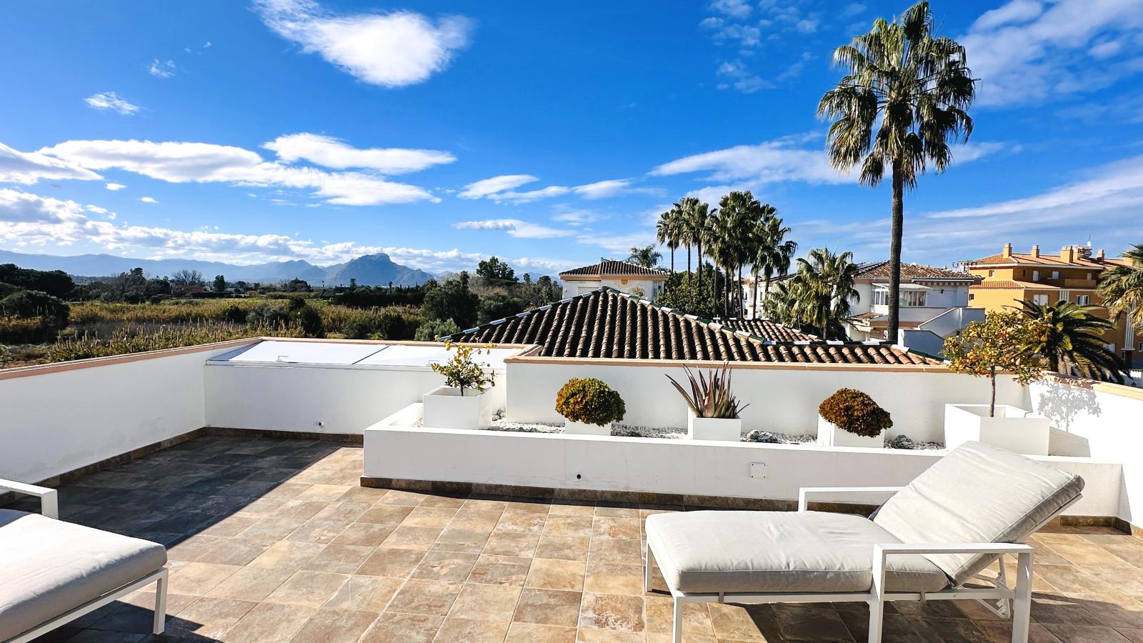 AS052003 - Hermoso ático completamente renovado con 3 terrazas y garaje, a solo 250 m del mar.