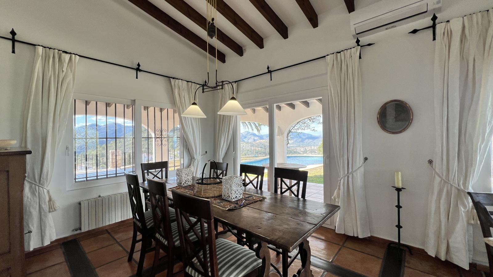 Exclusiva Villa de Estilo Finca con Impresionantes Vistas Panorámicas, Piscina y un Paraíso de Jardines en Monte Pego